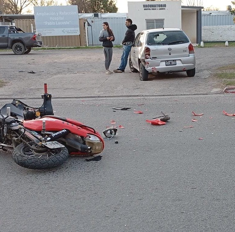 Dos adolescentes fueron hospitalizados tras un choque frente al Hospital