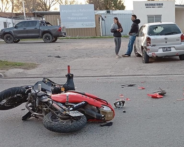Dos adolescentes fueron hospitalizados tras un choque frente al Hospital