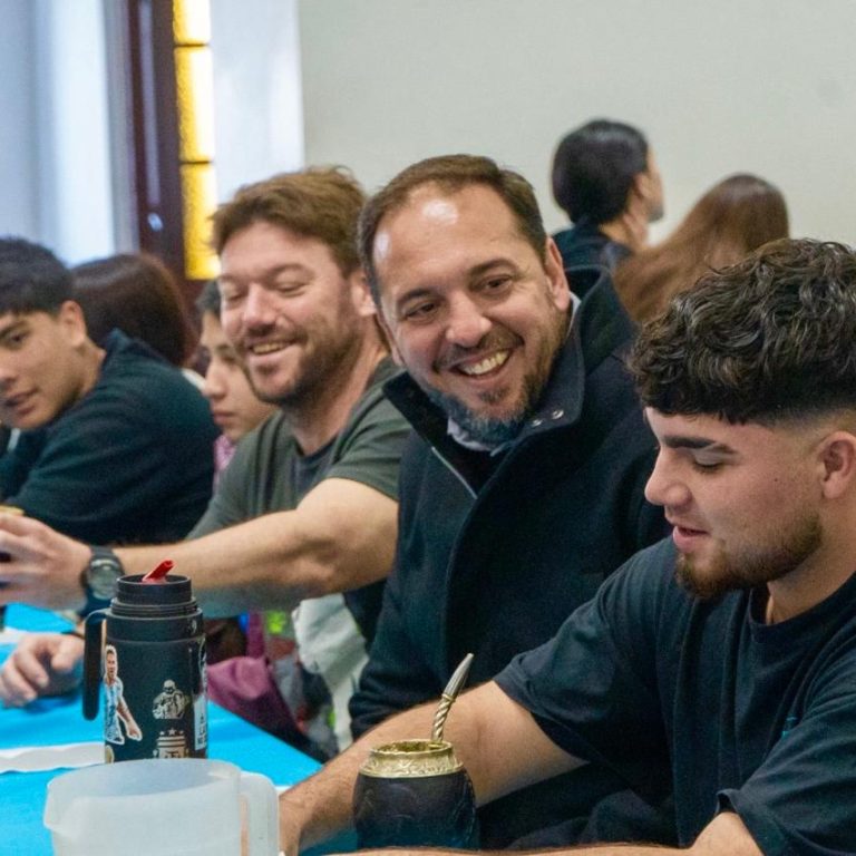 Alumnos de la EPET N.º 10 recorrieron Santa Rosa y desayunaron con el intendente Luciano Di Nápoli