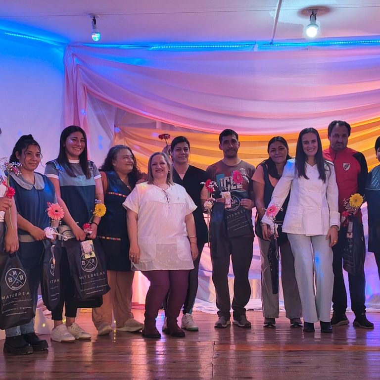 La Escuela N° 251 celebró el Día del Maestro con reconocimientos y emotivos homenajes