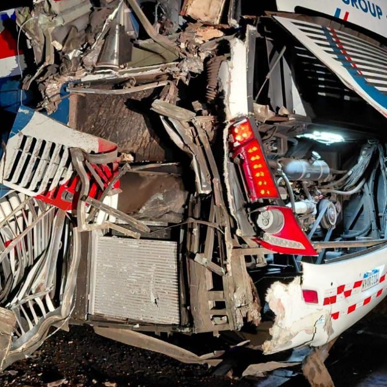 Un colectivo con 60 pasajeros fue embestido por un camión en la Ruta Provincial 13