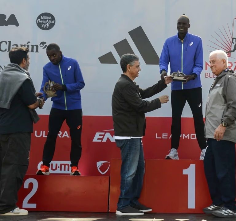 Un keniata se quedó con la Maratón de Buenos Aires entre más de 16 mil corredores