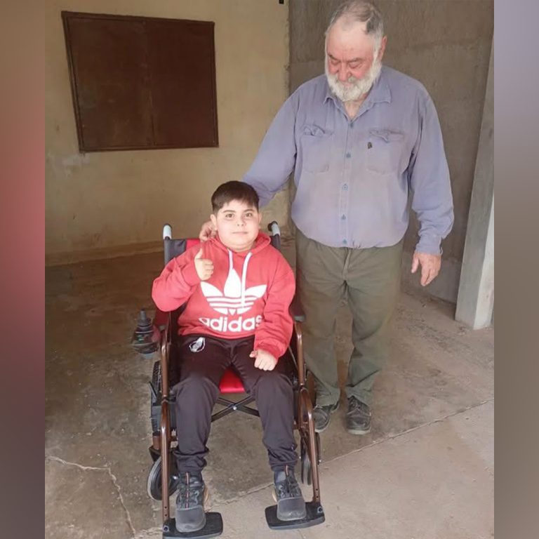 Un gesto solidario en Parera: un jubilado le regaló una silla de ruedas eléctrica a un niño de 10 años