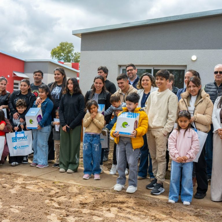 Parera: ocho familias recibieron las llaves de sus viviendas del Plan “Mi Casa 3”