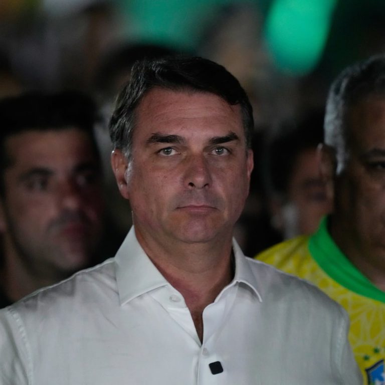Flávio Bolsonaro pasó por Argentina y viajó en un avión privado hacia Estados Unidos tras una escala en Ecuador