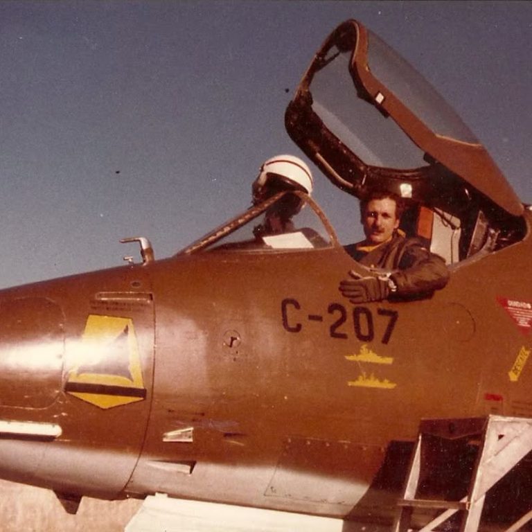 Malvinas: murió Carlos Rinke, el histórico piloto argentino que participó del hundimiento del destructor británico Coventry