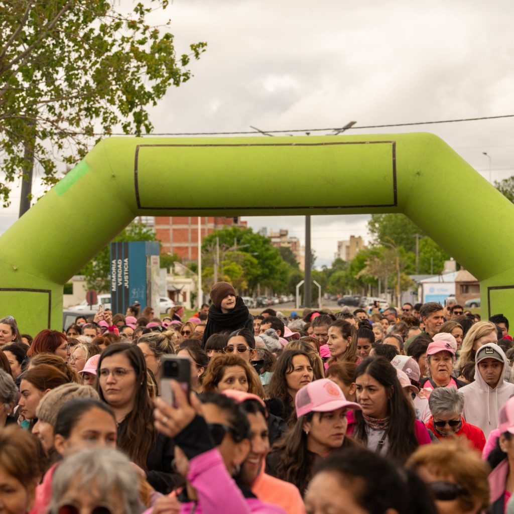 Multitudinaria participación en la “Caminata Rosa” para concientizar sobre el cáncer de mama en Santa Rosa