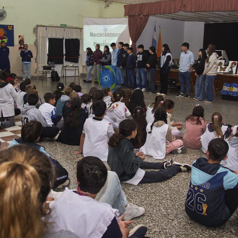 Estudiantes de la EPET N° 10 presentaron en la Escuela N° 195 un proyecto de reciclaje de tapitas plásticas