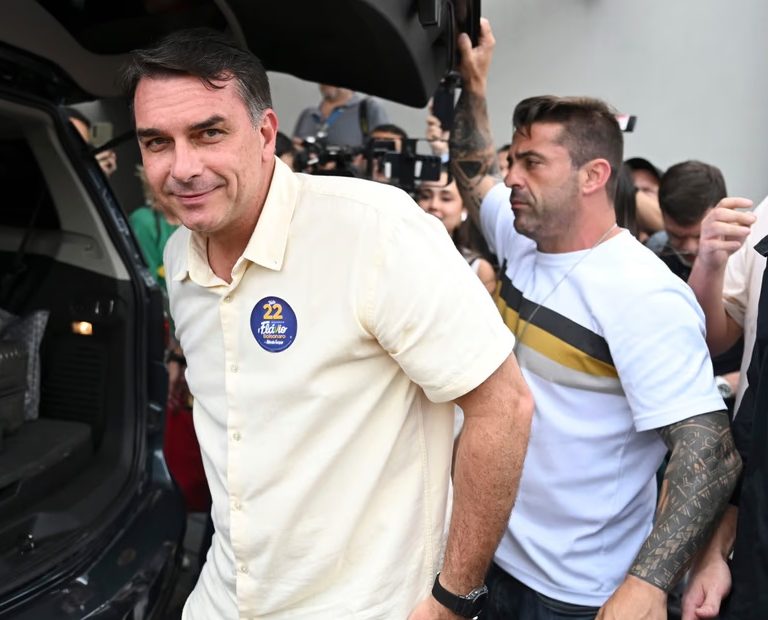 Flávio Bolsonaro habría huido a Estados Unidos y buscaría asilo político tras perder las elecciones en Brasil