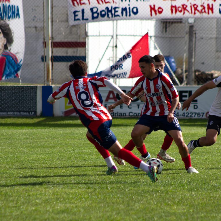 Estudiantil y Racing festejaron en Castex y siguen con chances en el Provincial