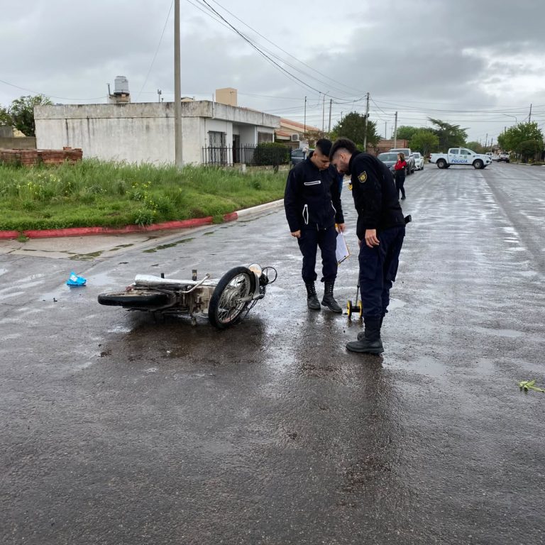 Accidente de tránsito en Eduardo Castex: un motociclista fue trasladado al hospital tras chocar con una camioneta