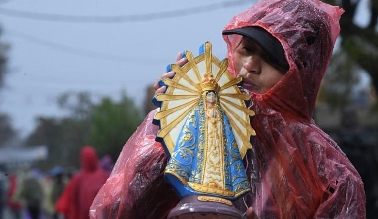 Peregrinación a Luján: miles de fieles desafían el mal tiempo y avanzan hacia la Basílica