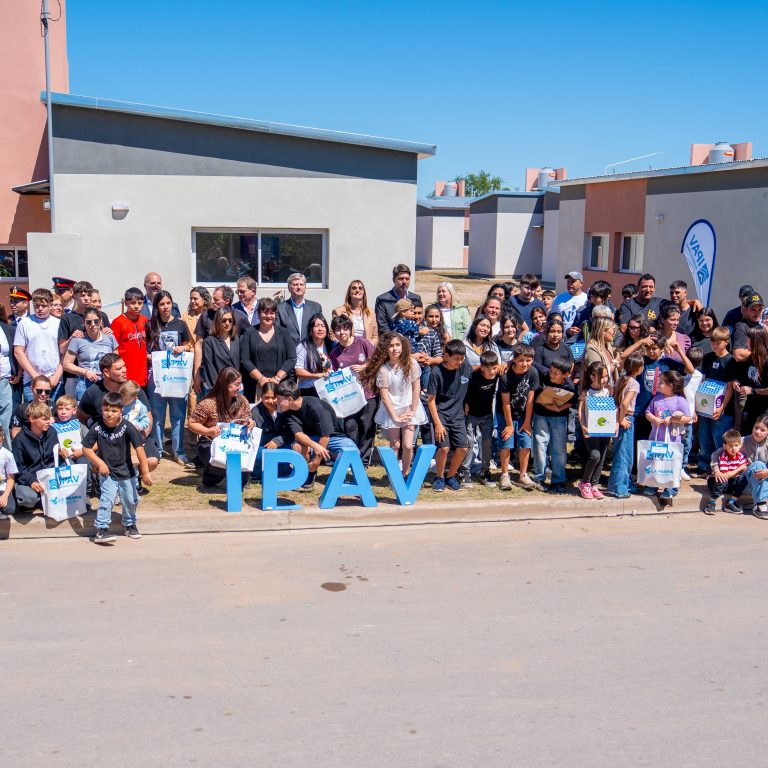 Ziliotto entregó 25 viviendas en Realicó, anunció otras 20 y confirmó obras para tres establecimientos educativos
