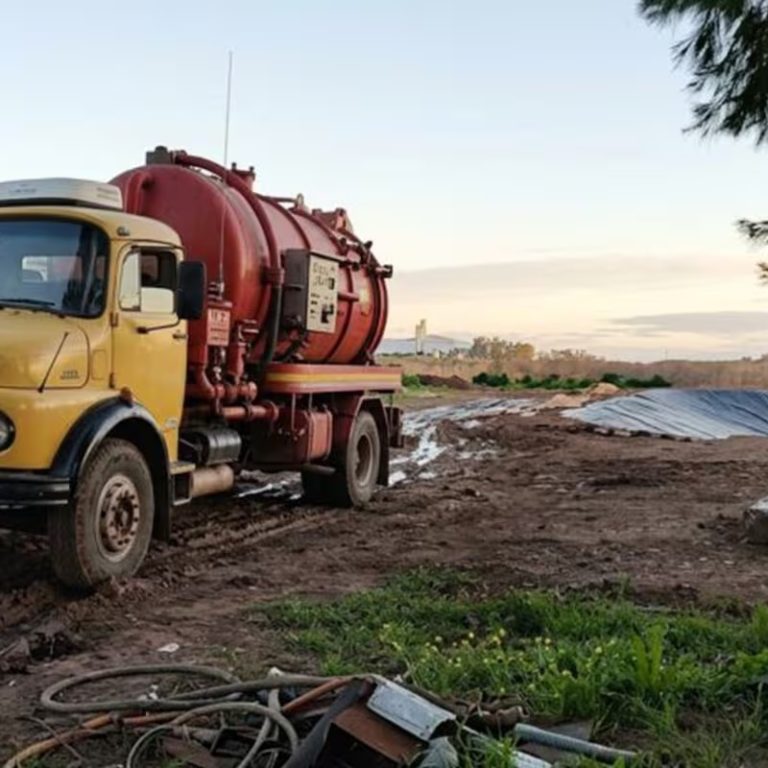 Tragedia: un trabajador murió al ingresar a limpiar un camión cisterna