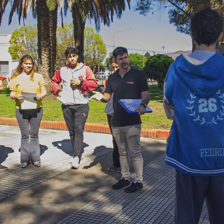 Castex recibe a estudiantes de Buenos Aires en un campamento bilingüe que los prepara para viajar a Inglaterra