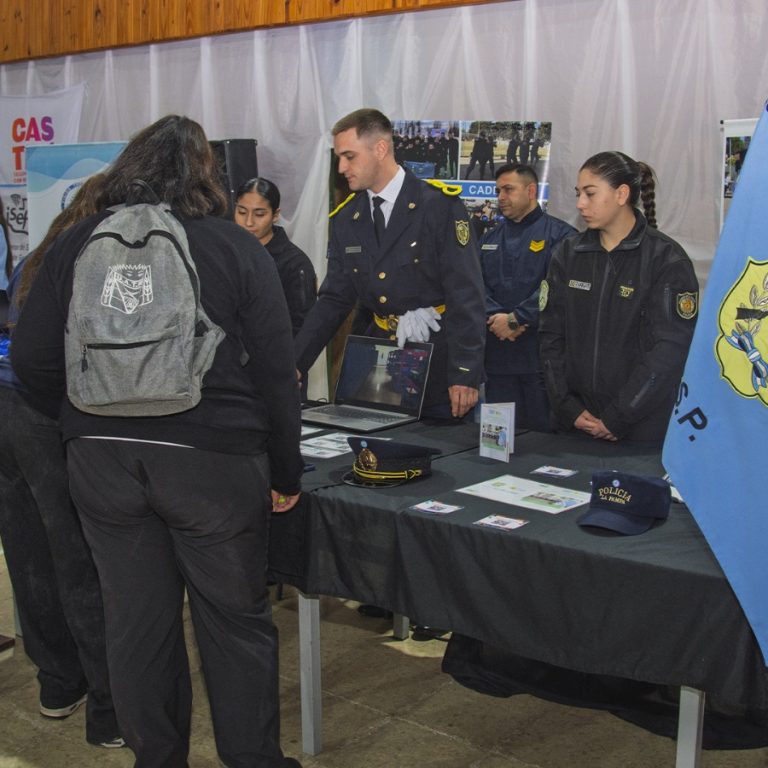 La Policía de La Pampa presentó sus carreras de formación en la Expo Carreras de Eduardo Castex