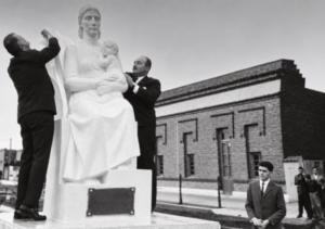 Día de la Madre: un recuerdo de la inauguración del monumento que homenajea a las madres castenses